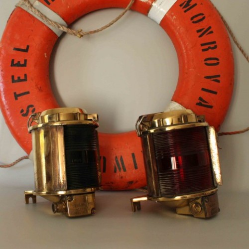 Regler lanternor på båt, 1 par i mässing, röd och grön - signalfigurer till sjöss 