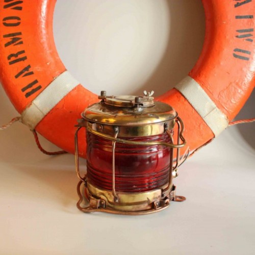 Gammal kopparlampa med röd glas - signalfigurer till sjöss